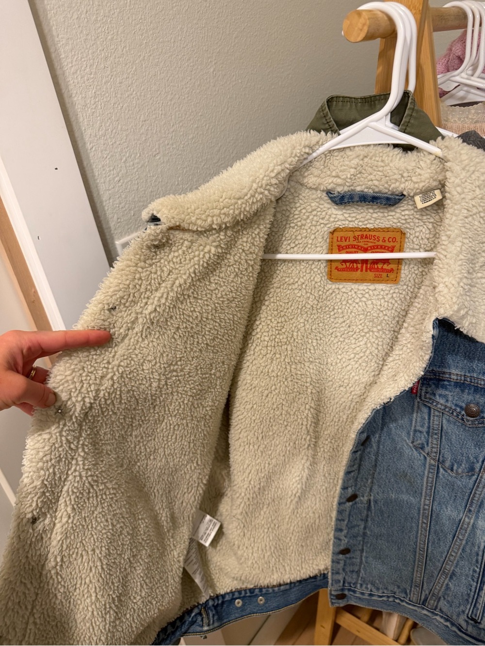 Levi's Blue Denim Sherpa Jacket with Cream Collar - Picture 4 of 5